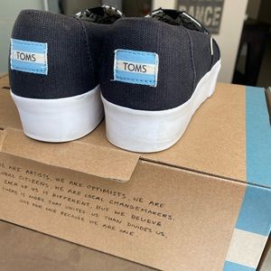 Like new! Perfect fit - dress up/down… comfy yet holds it shape.